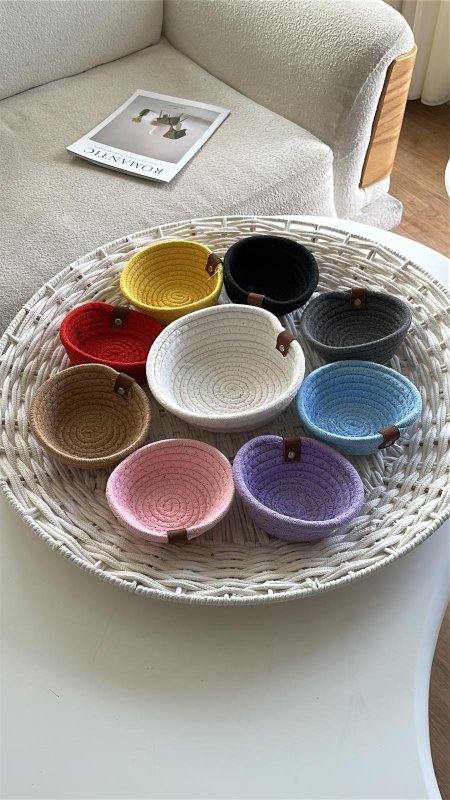 صنيه مع صحون مكسرات قش