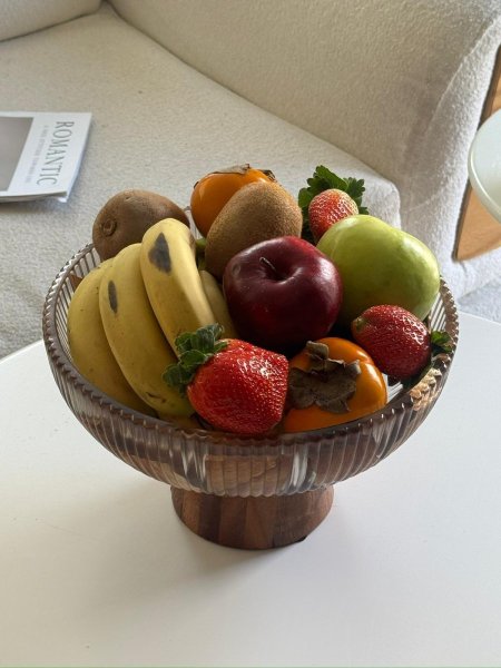 جاط فواكه مدور مع رجل