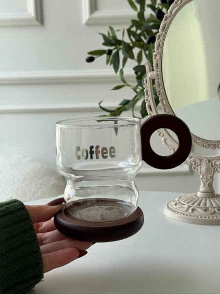 مج  زجاج مع صحن خشب