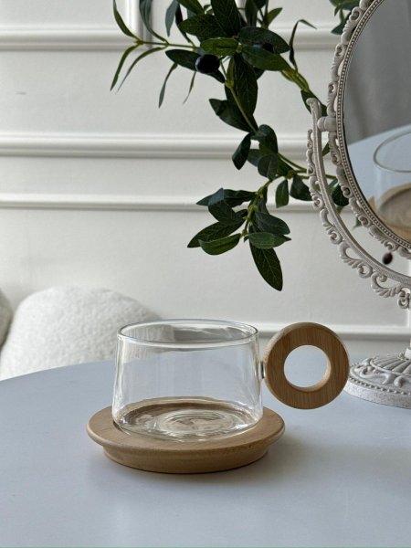 فنجان شاي مع قاعده خشب