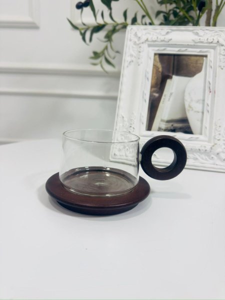 فنجان شاي مع قاعده خشب