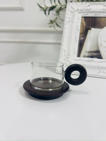 فنجان قهوه مع قاعده خشب