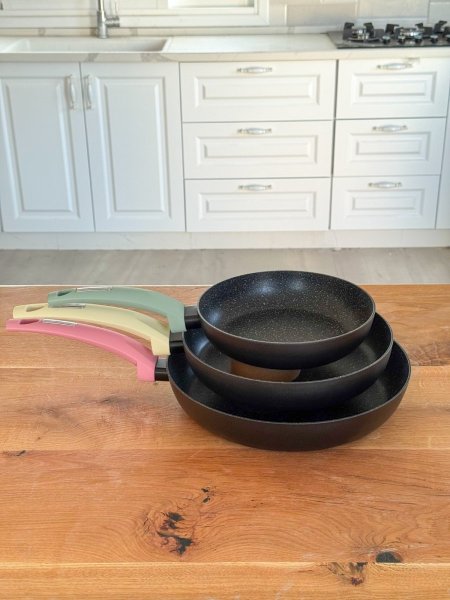 طقم قلايات يد ملون