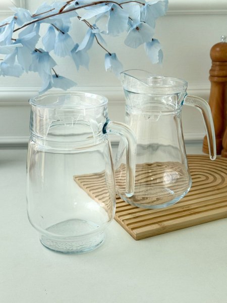 شربه زجاج مع يد