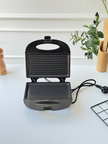 توستر اسود صغير