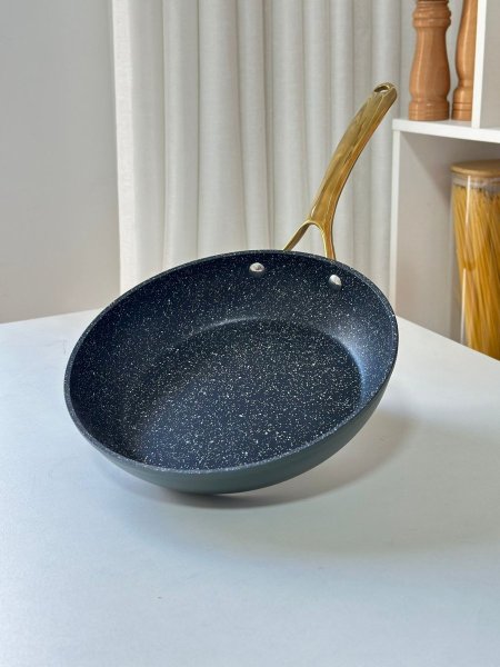 قلايه جرانيت اخضر يد ذهبي